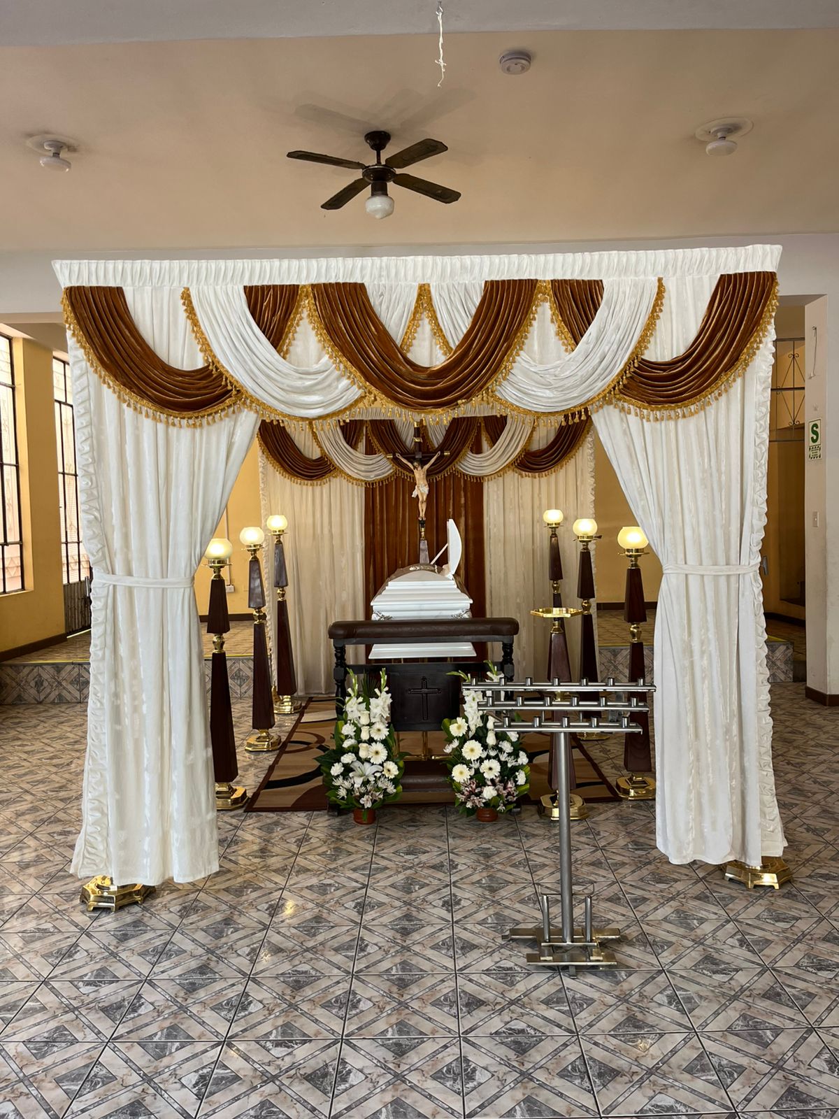 Capilla de Madera Modelo Pirámide
